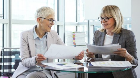 Two women discussing investing strategies